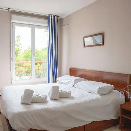 Magnificent 2-bedroom With Terrace Near The Sea And Golf Course Мандельё-ла-Напуль