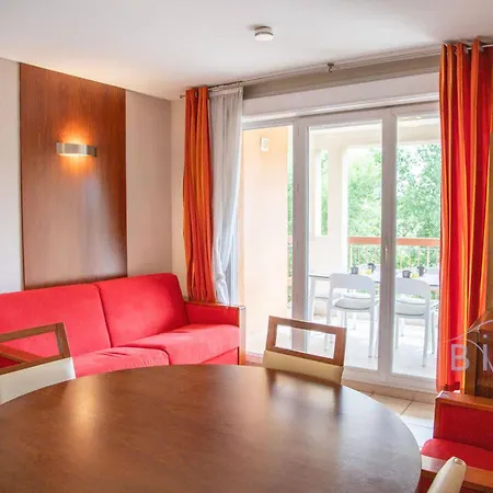 Magnificent 2-bedroom With Terrace Near The Sea And Golf Course Мандельё-ла-Напуль